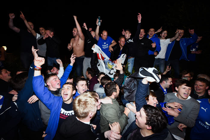 Leicester City fans celebrate outside Jamie Vardy's house in Melton Mowbray after seeing their side crowned Barclays Premier League champions following Tottenham Hotspur's 2-2 draw against Chelsea. Photo : Joe Giddens / PA Images / Icon Sport