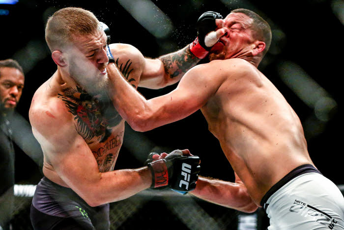 6 March 2016; Conor McGregor, left, in action against Nate Diaz during their welterweight bout. UFC 196: McGregor v Diaz. MGM Grand Garden Arena, Las Vegas, NV, USA. Photo : Sportsfile / Icon Sport